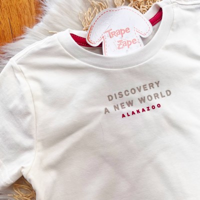  Conj. Camiseta Discovery A New World  e Bermuda - Off White e Vermelho